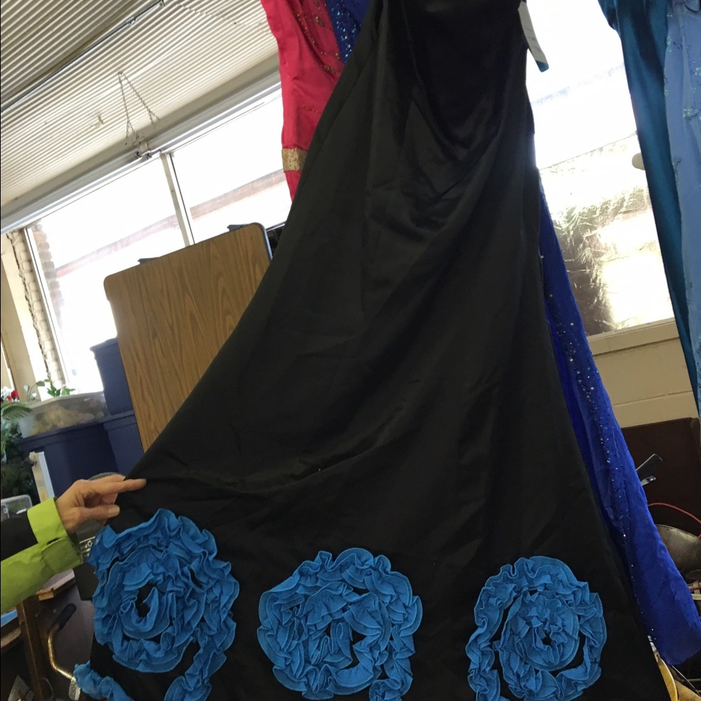 Prom dresses - Picture 4 of 8