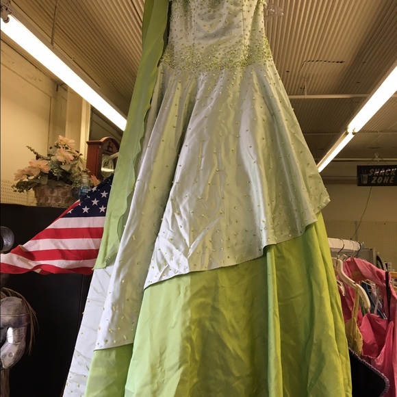 Prom dresses - Picture 5 of 8