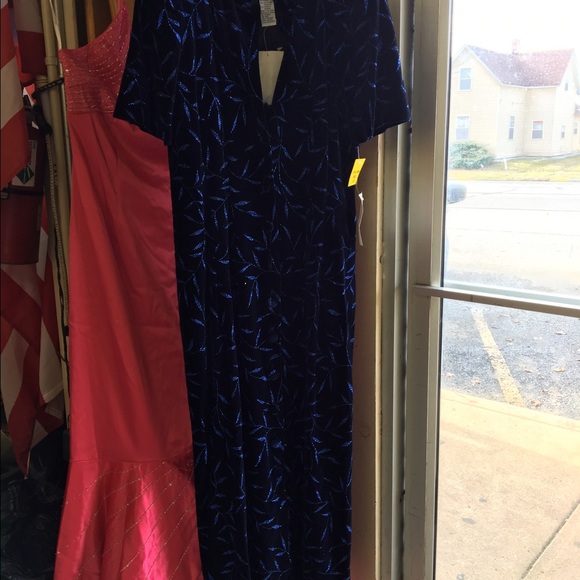 Prom dresses - Picture 6 of 8