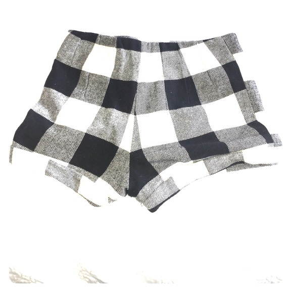 PLAID SHORTS (FOREVER 21 -- SIZE US 29) ❤️ - Picture 3 of 4
