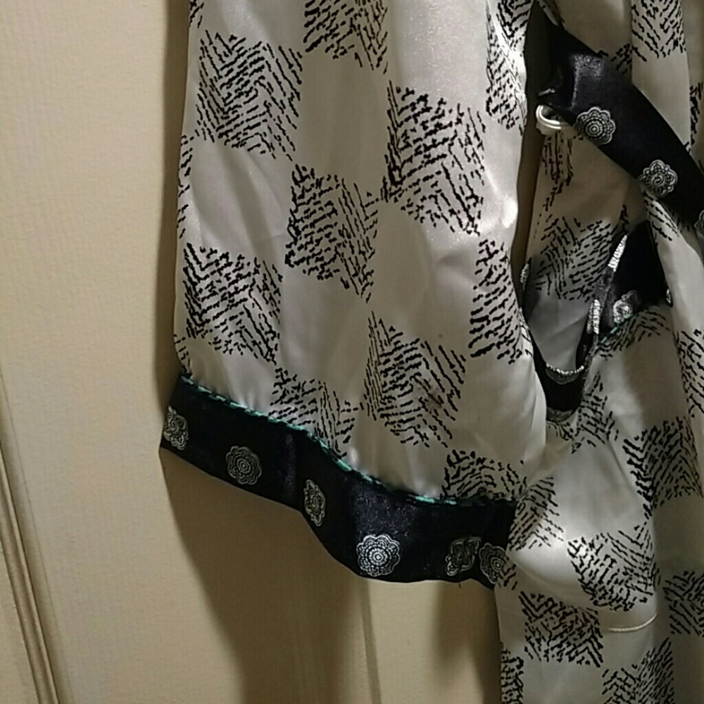 Robe - Picture 3 of 4