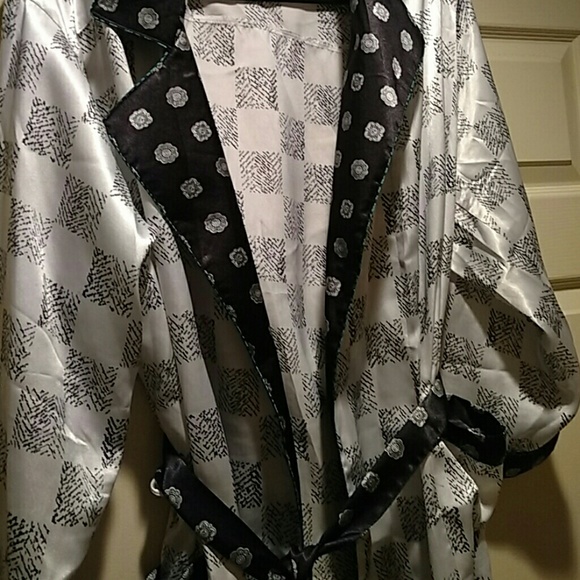 Robe - Picture 2 of 4