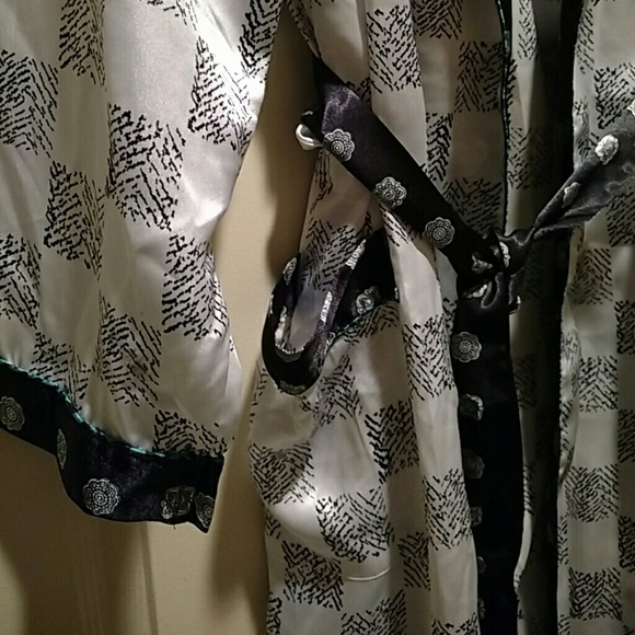 Robe - Picture 4 of 4