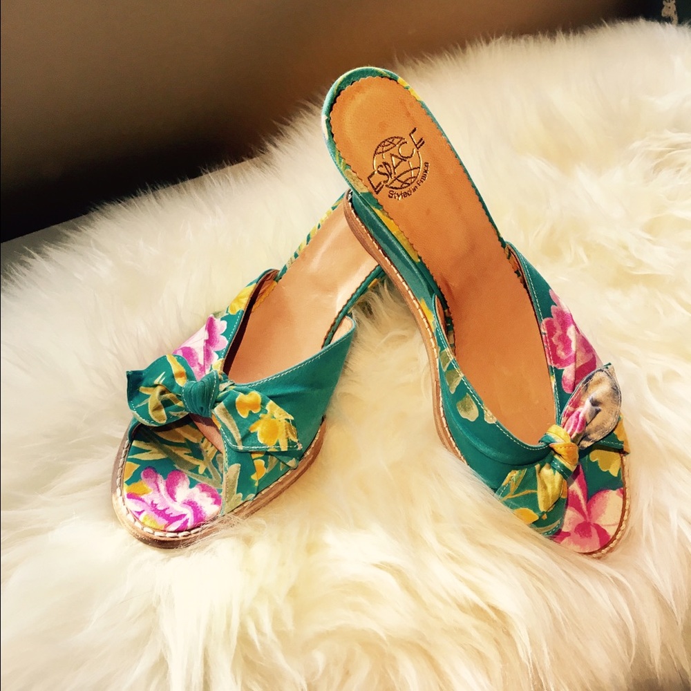 New Espace, leather, floral turquoise wedges!
