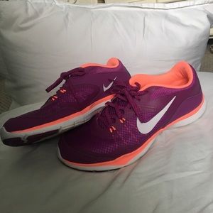 NIKE FLEX TR 5 MAGENTA RUNNING SHOES, LIKE NEW