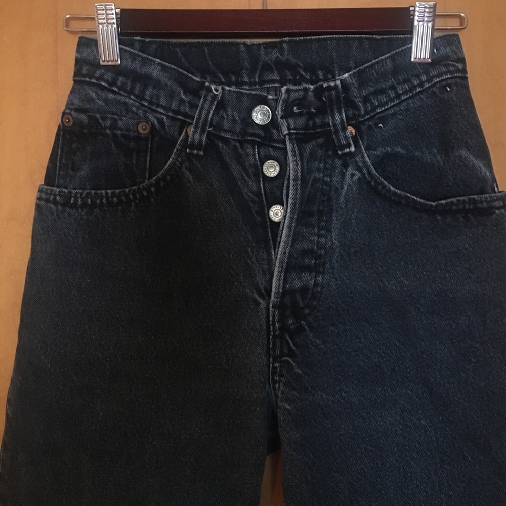 SOLD: VINTAGE LEVI 501s!! High waist 😍 Size 24