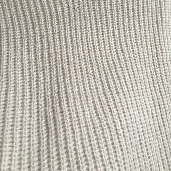 Off the shoulder/v neck sweater - Picture 4 of 4