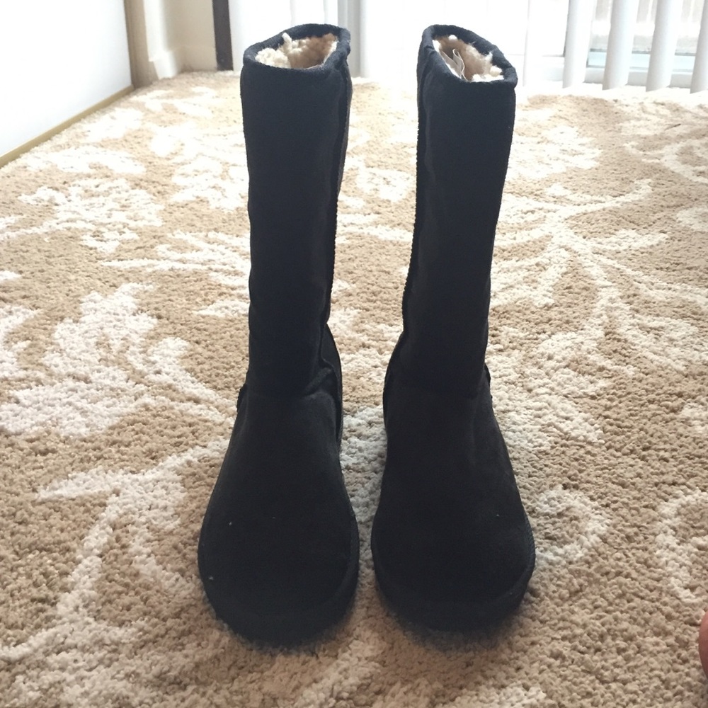 Size 7 pair of black UGG boots