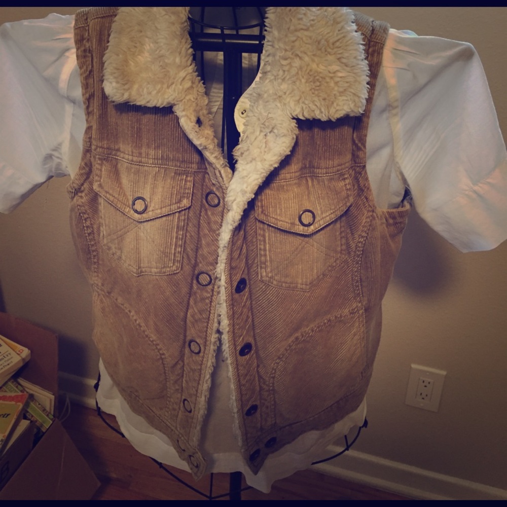 3/$15 ❄️AE Outfitters Vest Tan corduroy White fur
