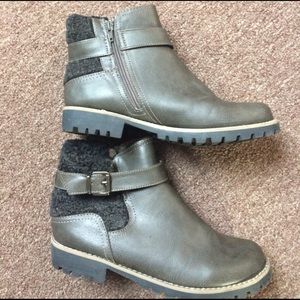 Faux fur upper.low boots