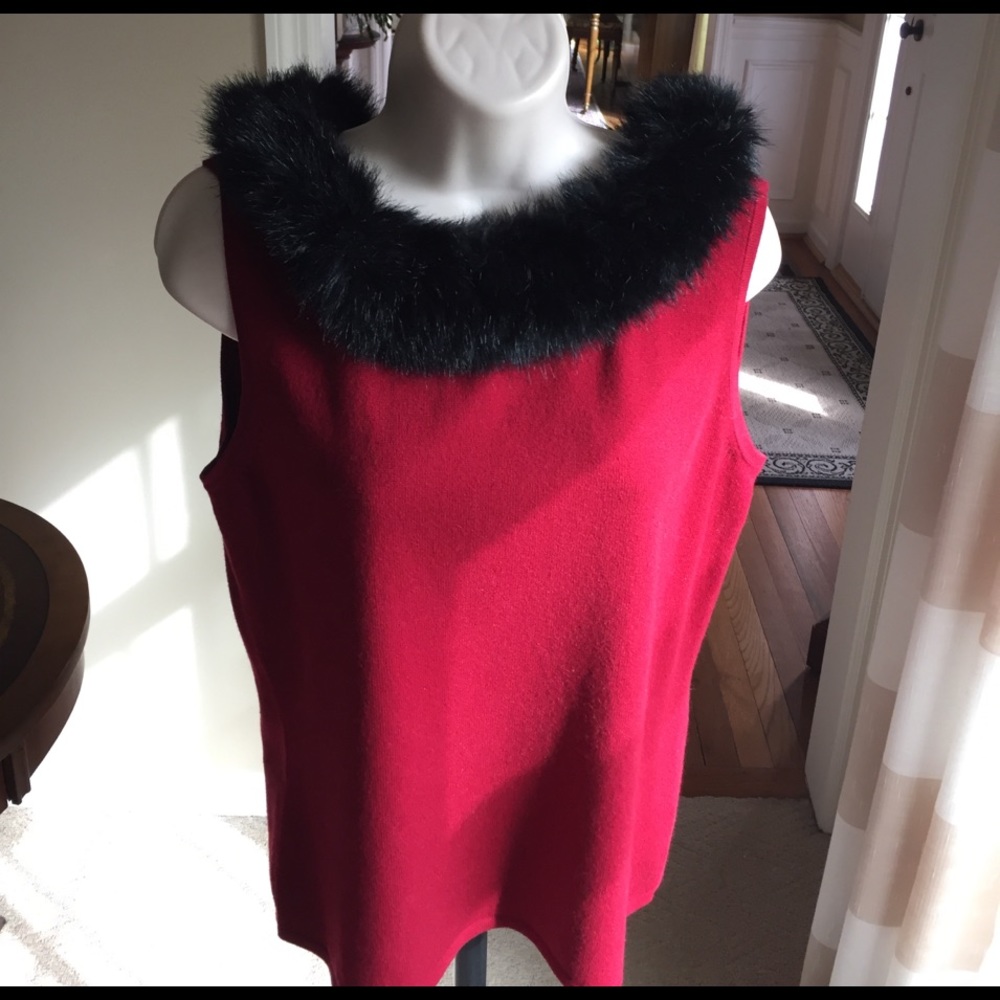 Sleeveless sweater with removable faux fur collar
