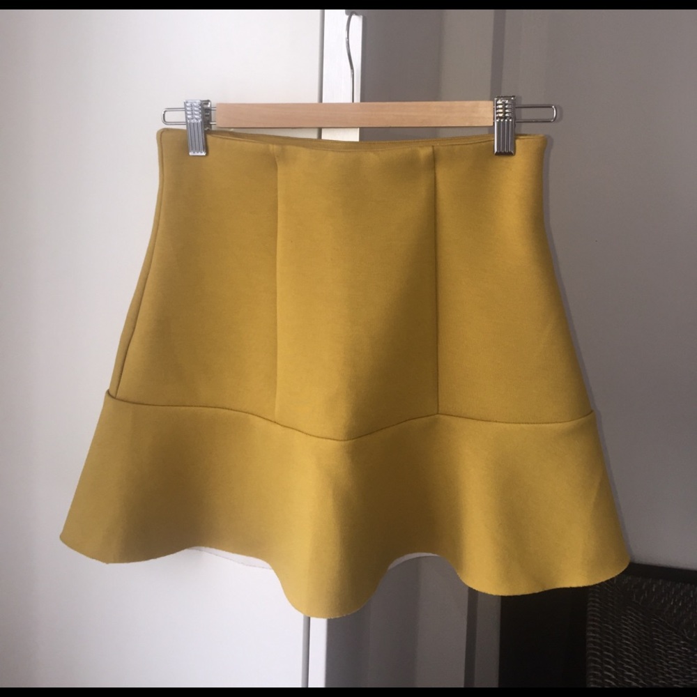 H&M mustard color ruffled skirt. Size S.