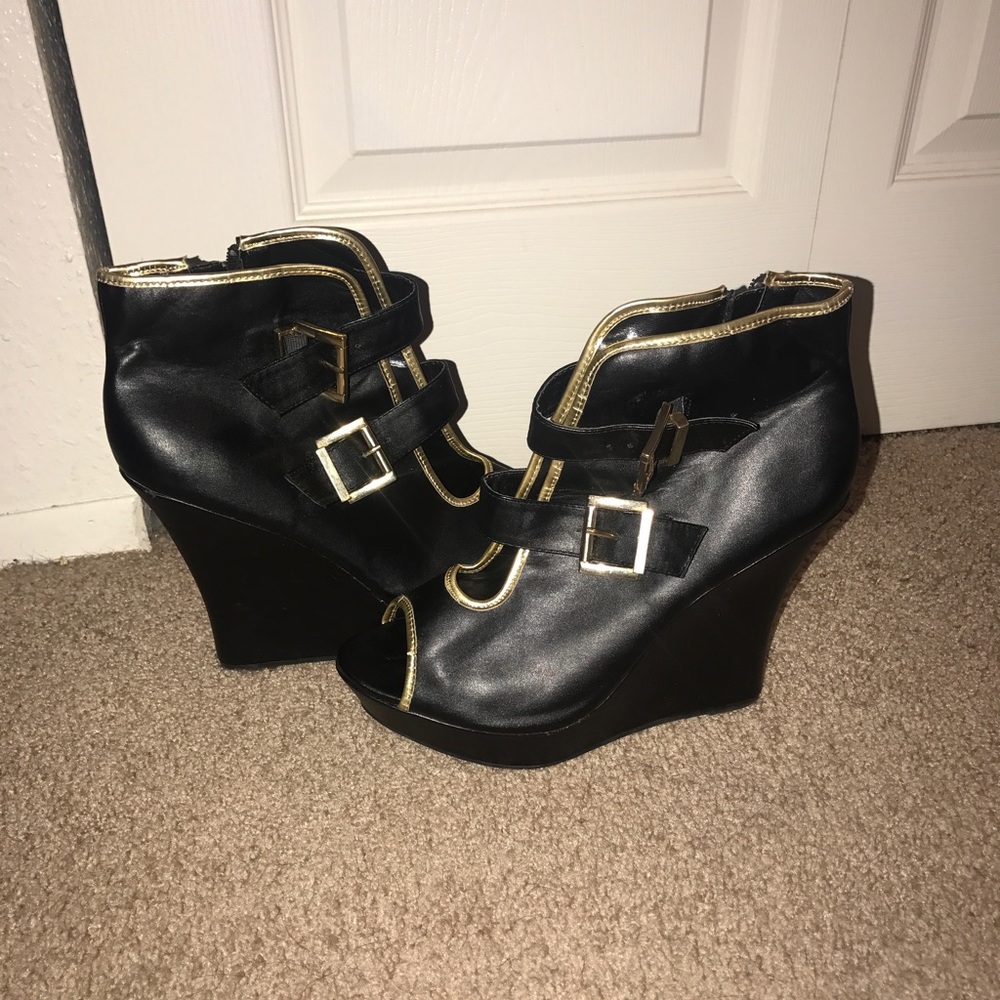 Peeptoe wedges w/straps! 🖤