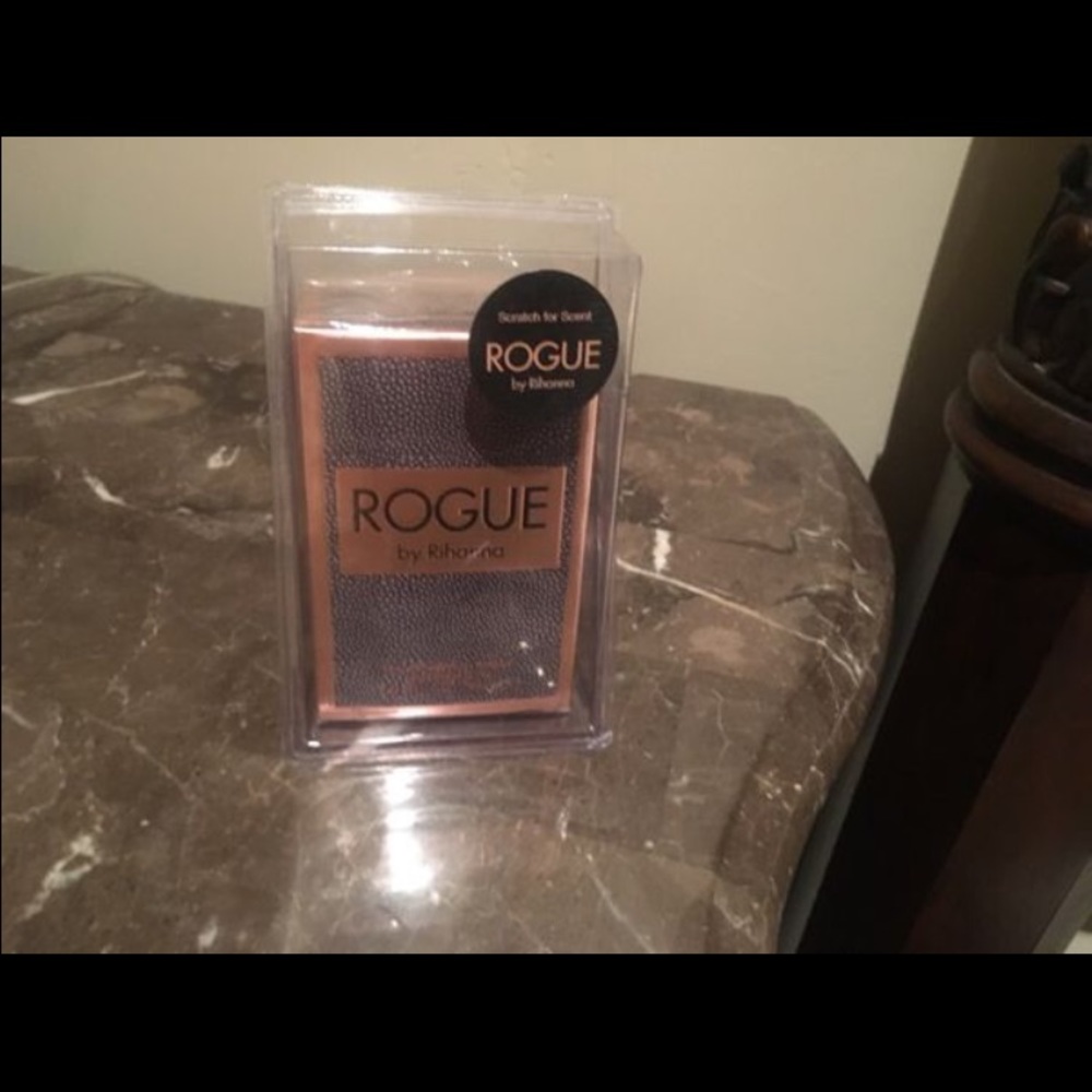Rihanna Rogue perfume