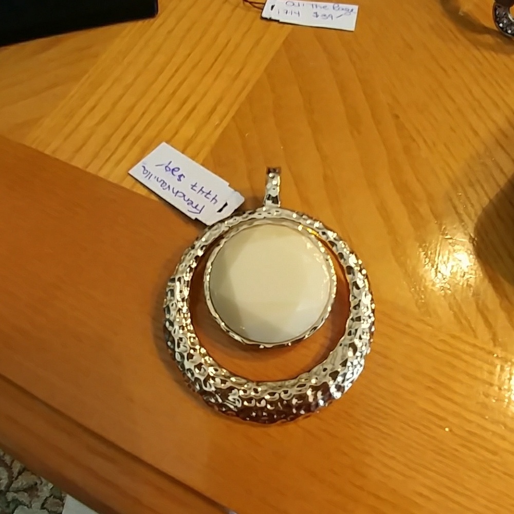 French vanilla pendant
