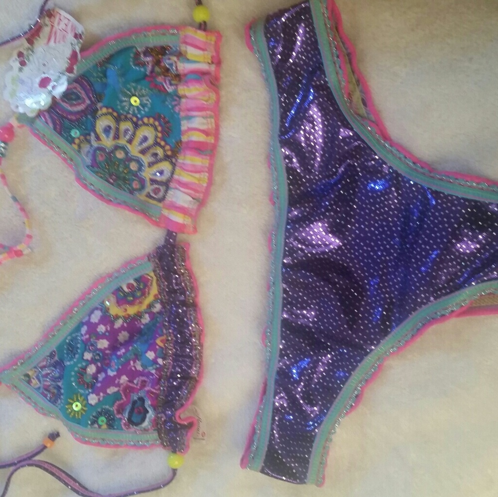 Bikini - Picture 2 of 4