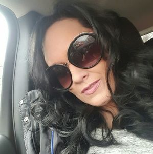 Meet your Posher, Raquel