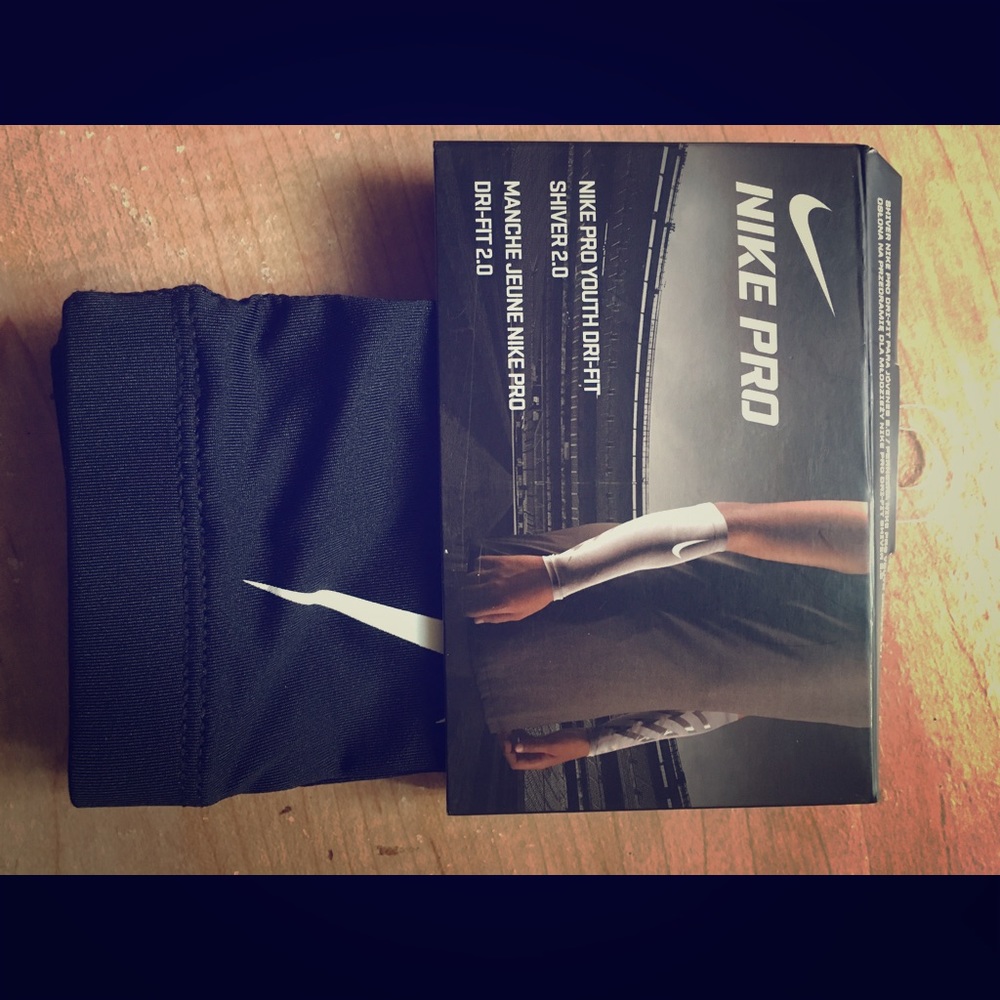 Nike dri fit "youth" shiver 2.0