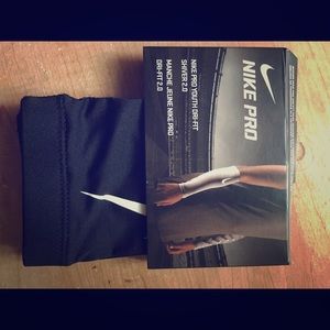 Nike dri fit "youth" shiver 2.0