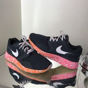 Women's Nikes size 8