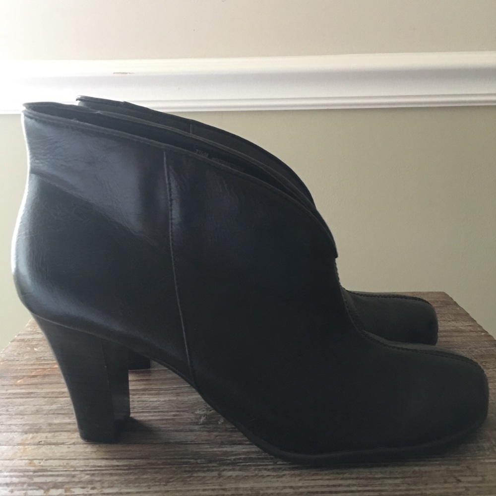 Aerosols size 71/2 booties