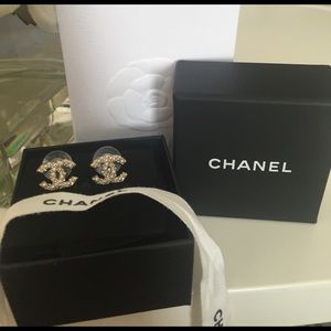 Chanel Pearl studded earrings
