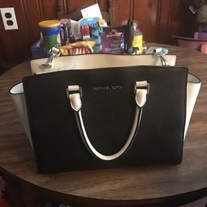 AUTHENTIC Michael Kors Selma.