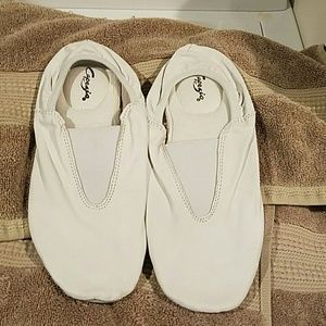 Gymnastic shoes