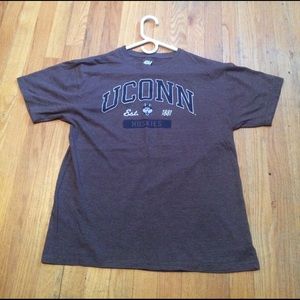 Uconn T-Shirt.