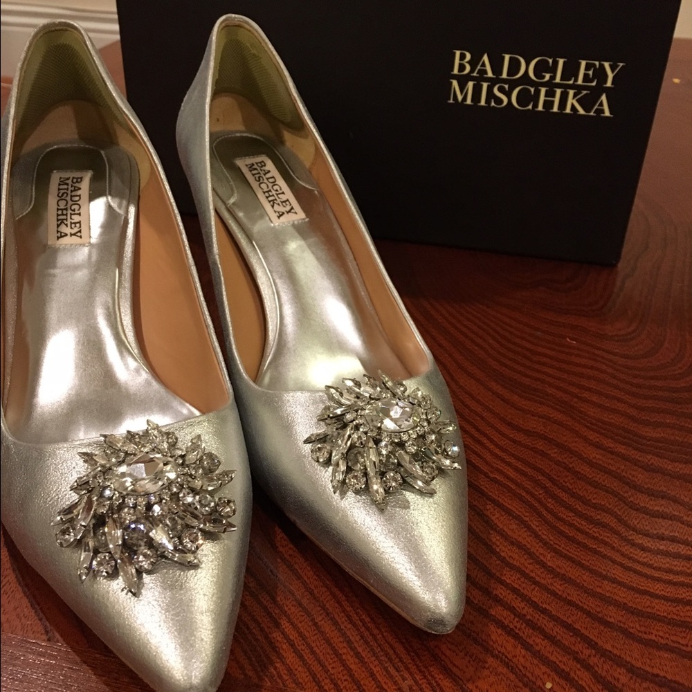 Badgley Mischka Silver Rhinestone Gardenia Pump