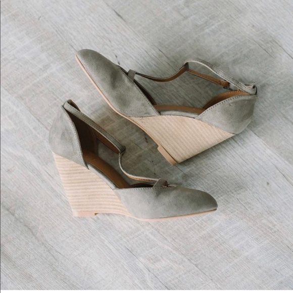 Ladies ankle strap wedge shoes. Grey color. NIB - Picture 2 of 2