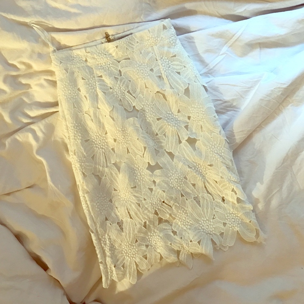 White lace skirt with lining
