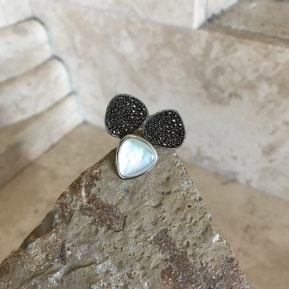 Sterling silver ring with mop and marcasite stone - Picture 2 of 4