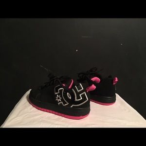 KID'S DC SKATE SNEAKERS, BLACK & PINK, SIZE 1.5