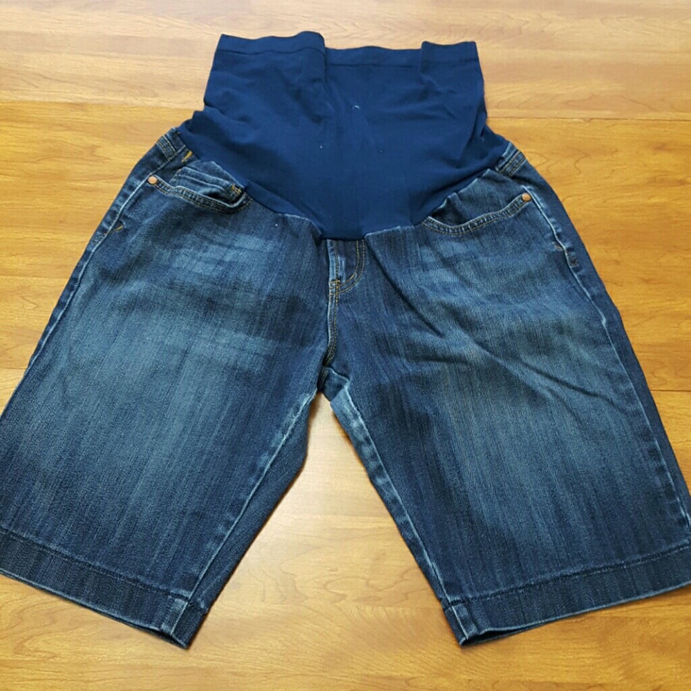 A Pea in the Pod maternity long shorts