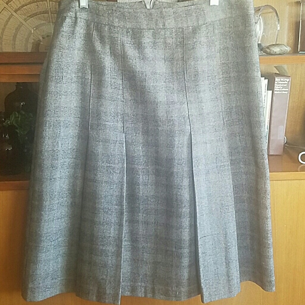 Donna box pleat plaid skirt sz 40 MINT