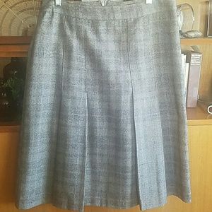 Donna box pleat plaid skirt sz 40 MINT