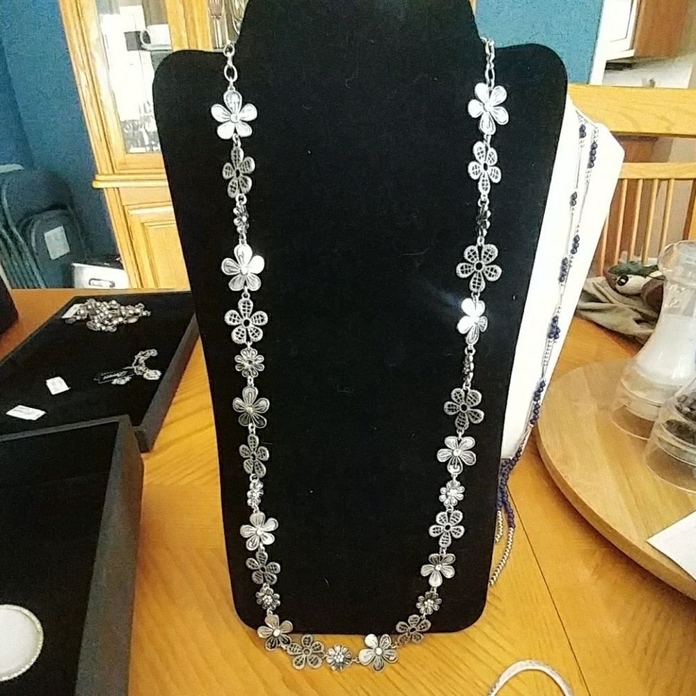 Daisy chain necklace