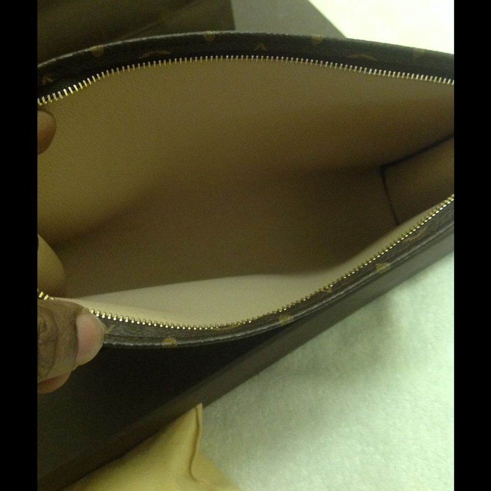 LOUIS VUITTON POCHE TOILETTE-26