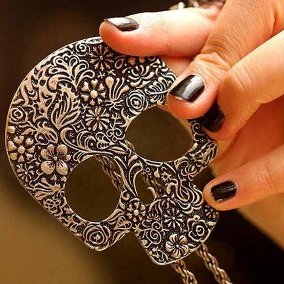 Large Skull necklace - Picture 2 of 3
