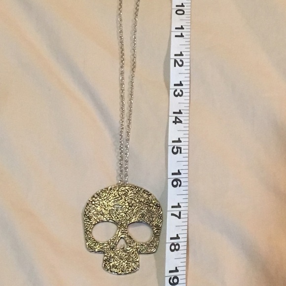 Large Skull necklace - Picture 3 of 3