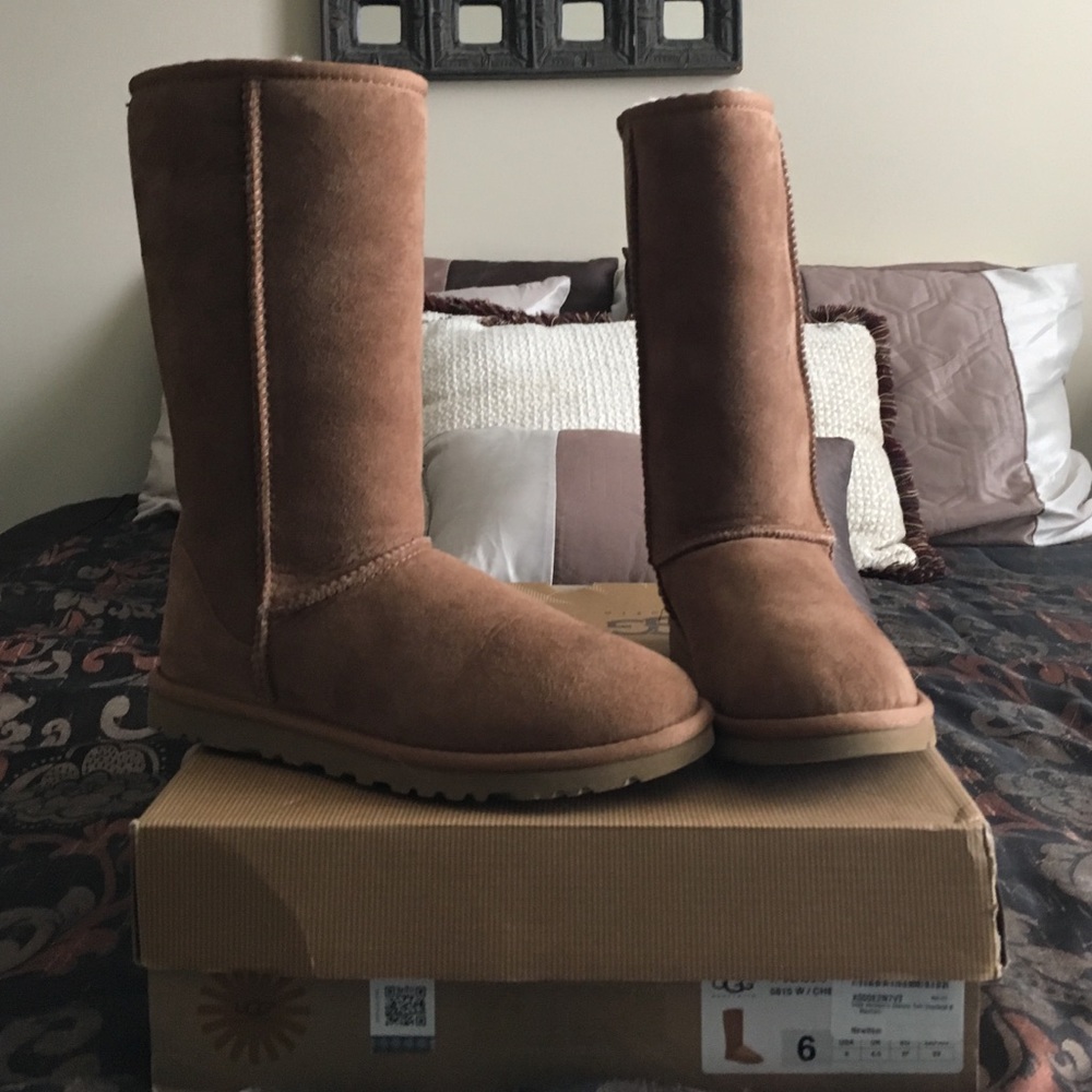 UGGS CLASSIC TALL SIZE 6. WORN ONCE!!! LIKE NEW!