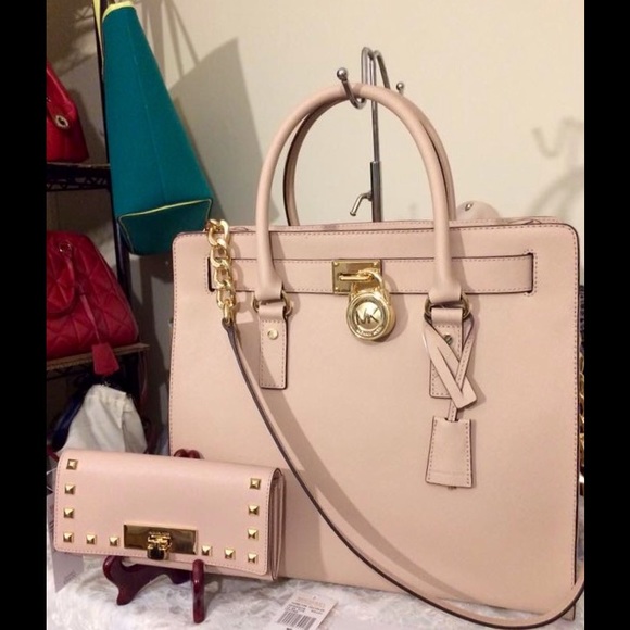Michael Kors Handbags - NWT Michael Kors large Hamilton Traveler tote set