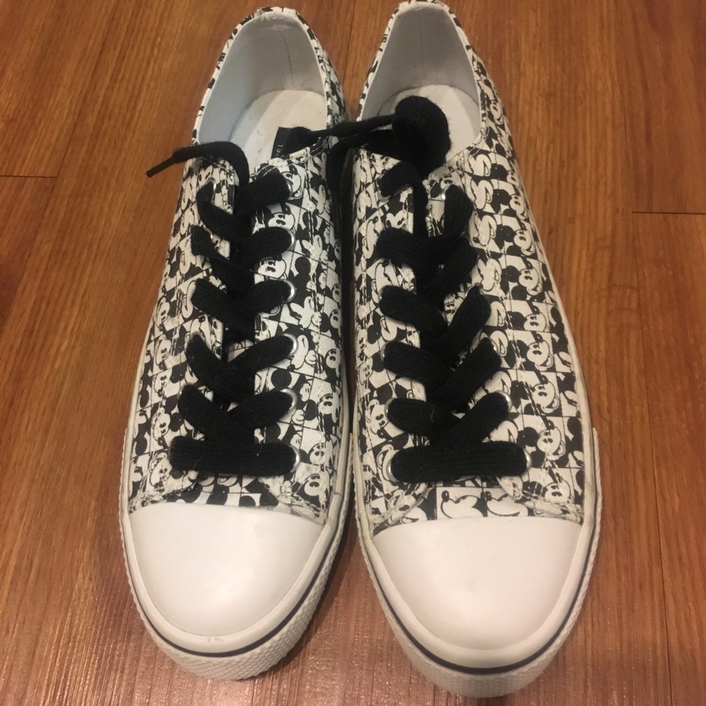 Mickey Mouse tennis shoe