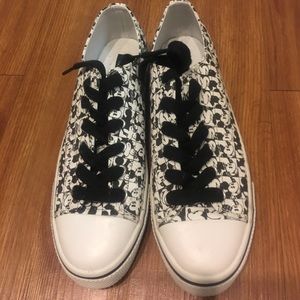 Mickey Mouse tennis shoe