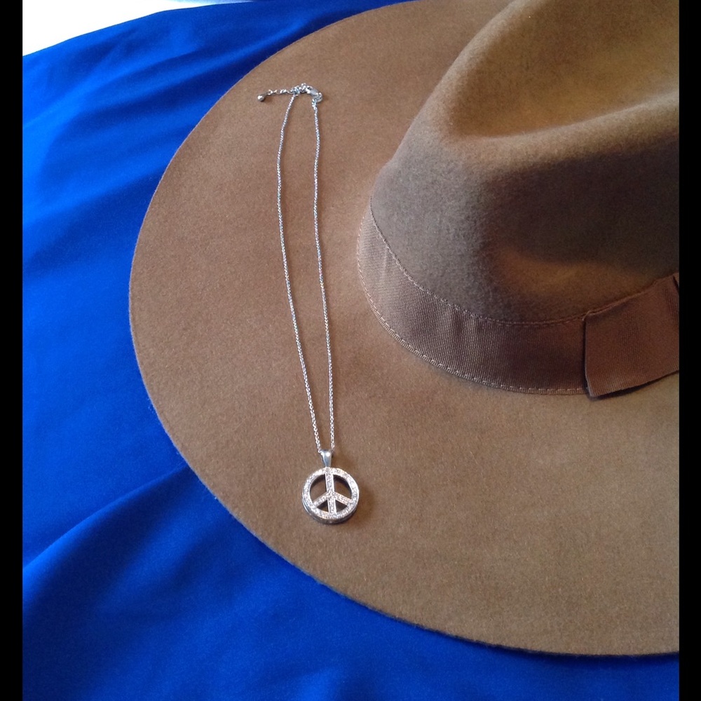 ✌🏼✌🏼BEAUTIFUL PEACE NECKLACE