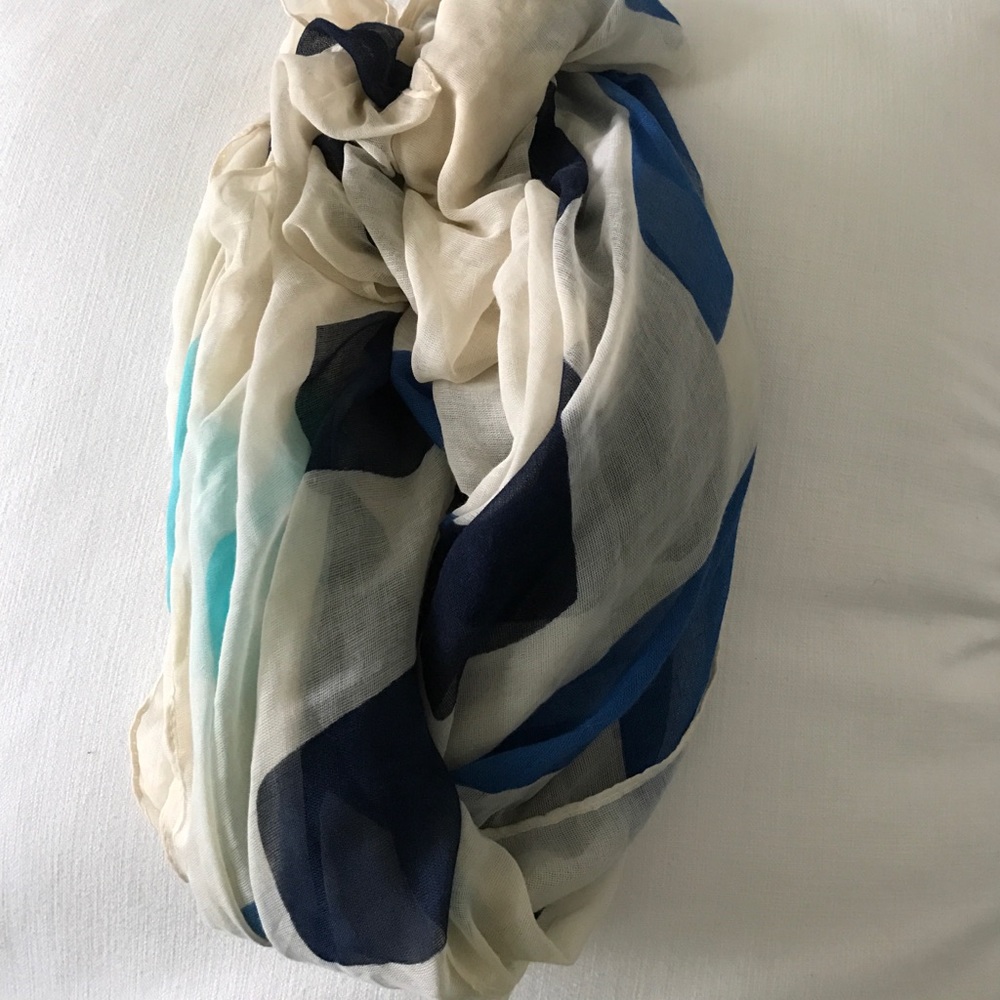 Blue and cream scarf
