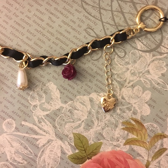 ๐โค๏ธ๏ธ๐๐BETSY JOHNSON๐๐โค๏ธ๏ธ๐Charm Bracelet ๐ - Picture 3 of 4