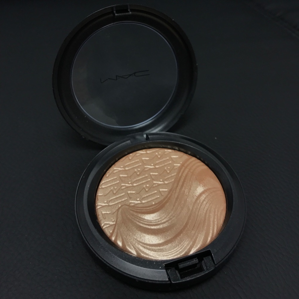 MAC Whisper of Gilt Extra Dimension Skinfinish