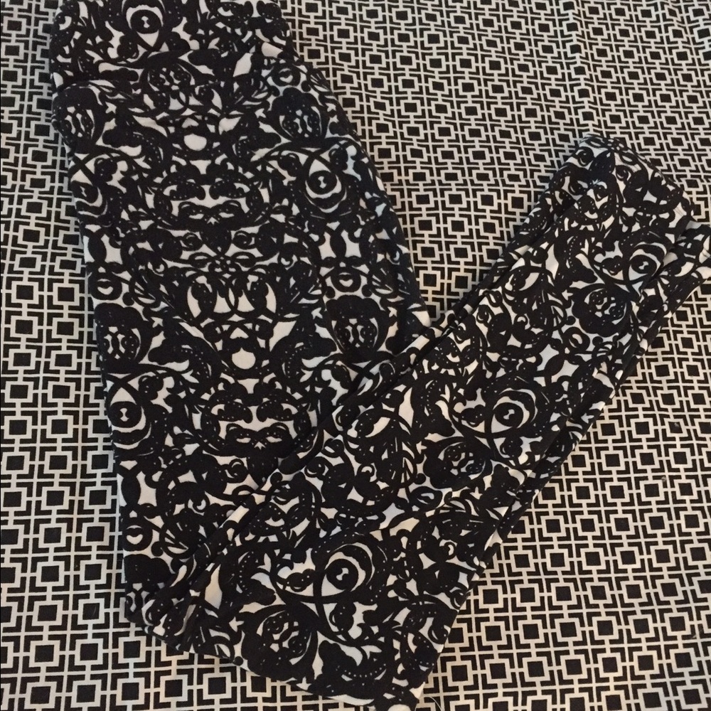 LulaRoe Leggings in Black and White Floral Script